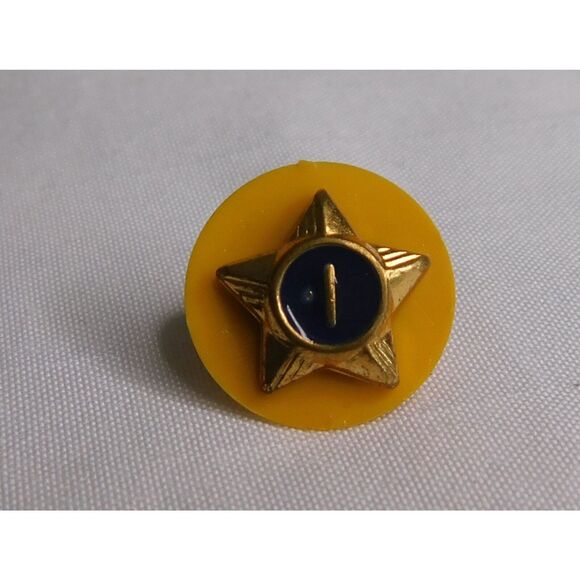 BSA Webelos Boy Scouts 1 Year Service Star Pin Badge Yellow Blue Gold  Vintage - Picture 2 of 3